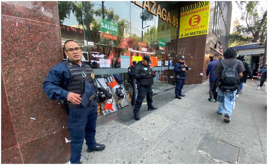Retiran sellos de suspensión de actividades en Plaza Izazaga 89. Foto: Alberto Acosta