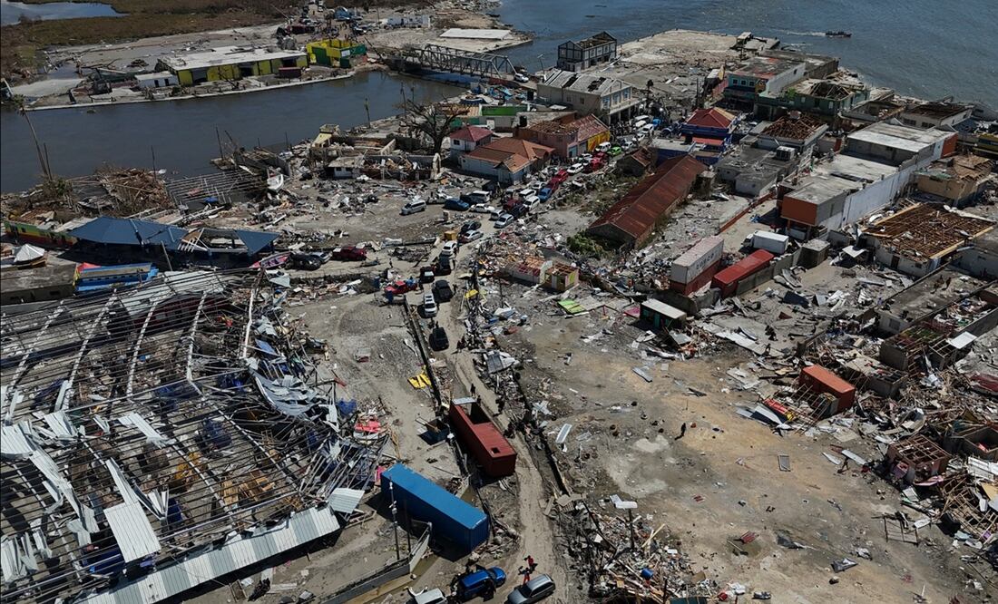 Vista de los daños causados por el huracán "Melissa" en su paso por Black River, Jamaica, el jueves 30 de octubre de 2025. Foto: AP