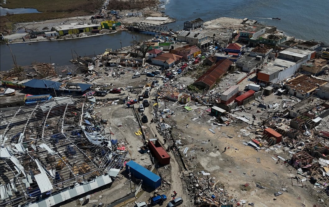 Vista de los daños causados por el huracán "Melissa" en su paso por Black River, Jamaica, el jueves 30 de octubre de 2025. Foto: AP