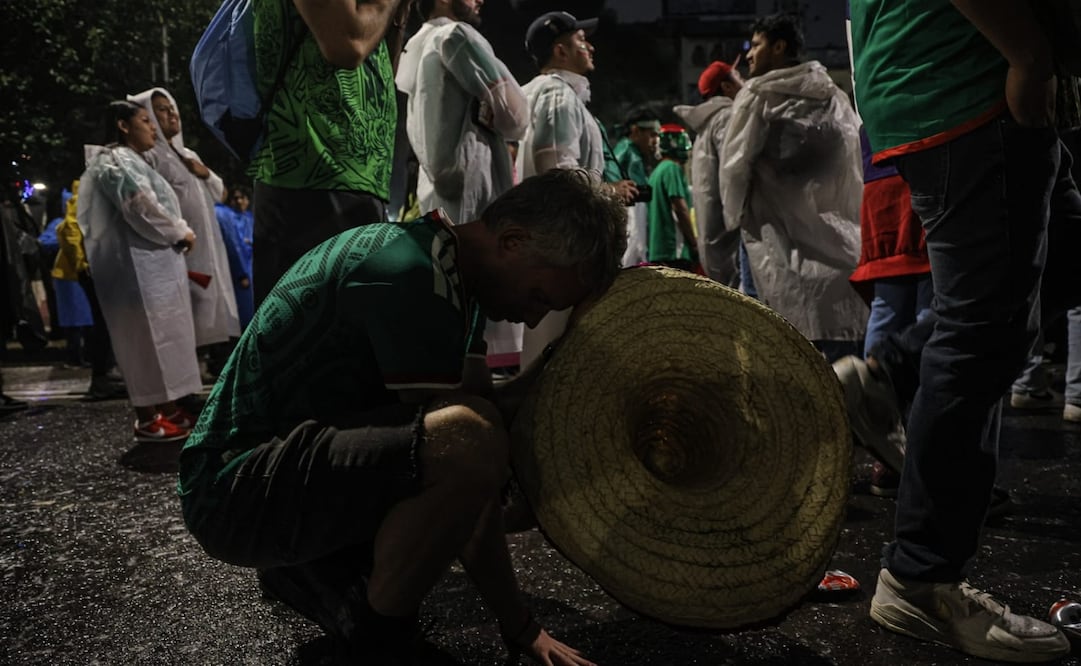 Aficionados de la Selección Mexicana lloran por la derrota de México ante Inglaterra en los octavos de final del Mundial del 2026. Foto: Gabriel Pano/ El Universal