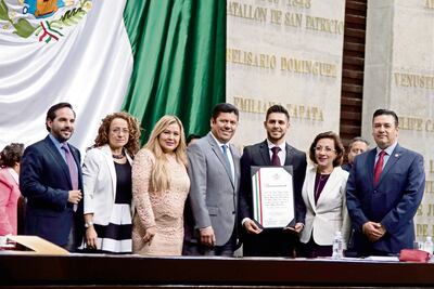 Diputados honran a “Pantera” de UFC