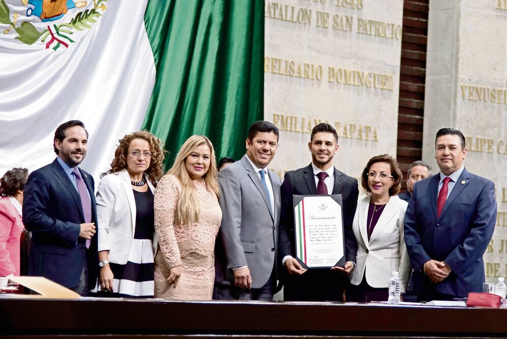 Yair Raziel Rodríguez Portillo muestra su reconocimiento (GALO CAÑAS. CUARTOSCURO)