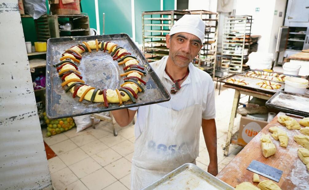 Miguel Ángel destacó el aumento de precios; hace tres décadas la rosa grande costaba 100 pesos y hoy tiene costo de hasta 525 pesos. Foto: Fernanda Rojas / EL UNIVERSAL