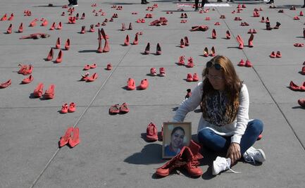 Obra "Zapatos rojos" en el Zócalo busca crear consciencia sobre feminicidios en México