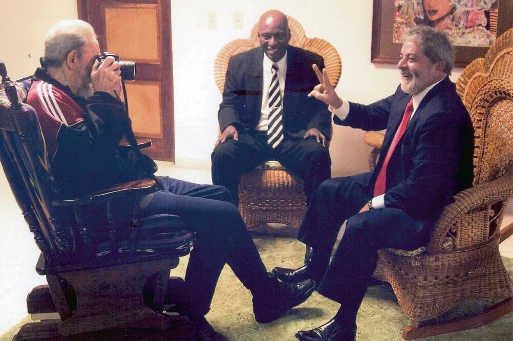 Fidel Castro toma una foto a Lula durante un encuentro que sostuvieron en La Habana el 15 de enero de 2008 (EFE. ARCHIVO)