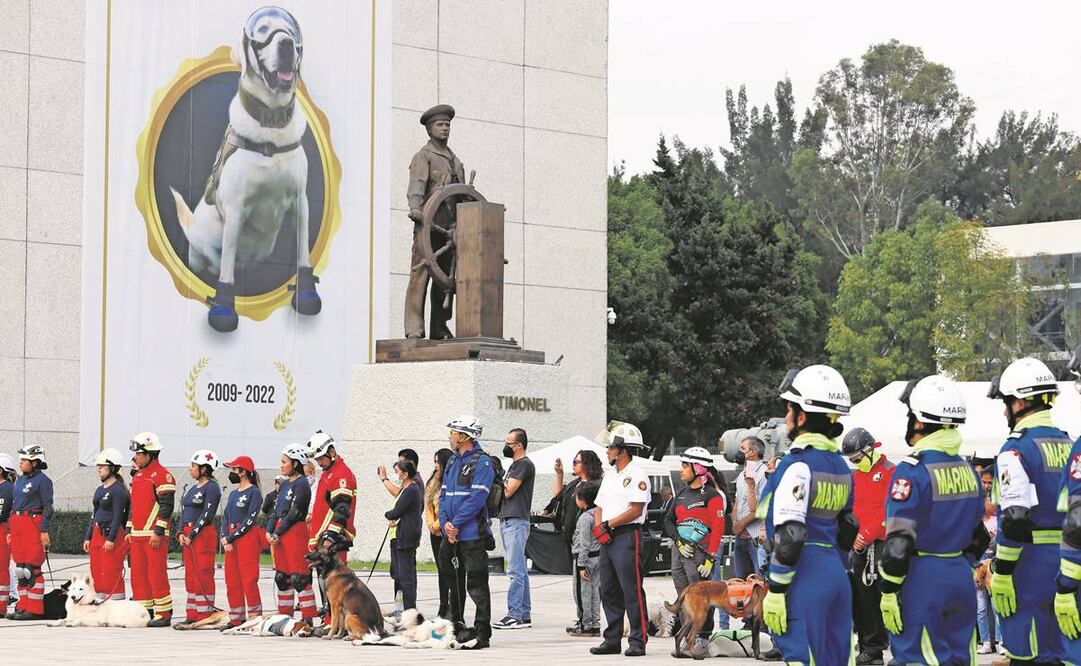 Los presentes escucharon el corrido de la perrita y se tomaron fotos con la escultura; recibieron un folleto con su historia y un termo.Foto:Berenice Fregoso/EL UNIVERSAL