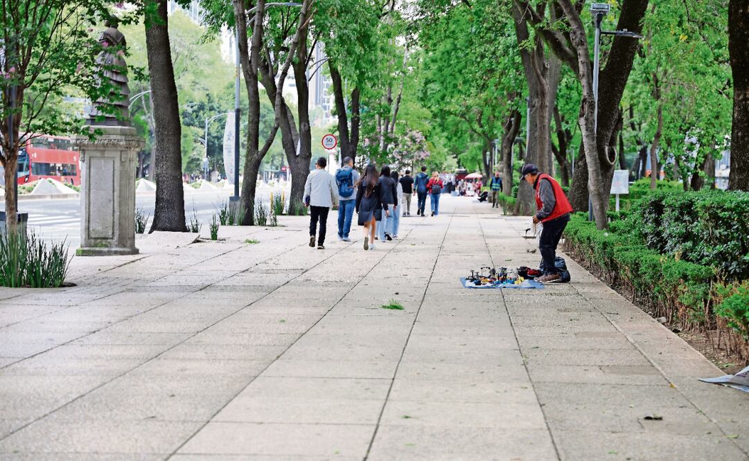 Los ambulantes que se encontraban a lo largo de Reforma se han ido reubicando en otros sitios como frente al Teatro Blanquita. Foto: Archivo / EL UNIVERSAL