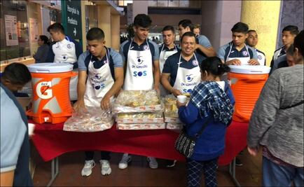 Jugadores de Cruz Azul regalan comida en Centro Médico
