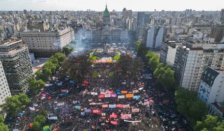 FOTOS: Miles protestan en Argentina contra veto a presupuesto educativo de Milei 