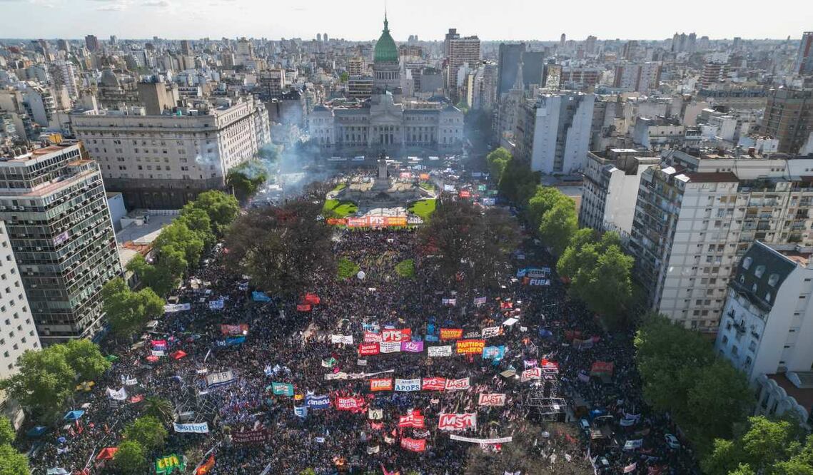 Estudiantes, profesores, representantes de movimientos sociales y de sindicatos, así como numerosos autoconvocados sin banderas se congregaron frente a la plaza del Congreso Nacional de Buenos Aires este 2 de octubre del 2024.Foto: AP