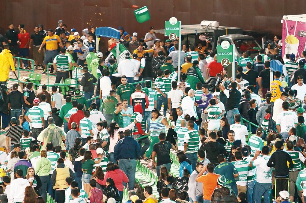 El pleito entre aficionados superó a la seguridad que había en el estadio (IMAGO7)