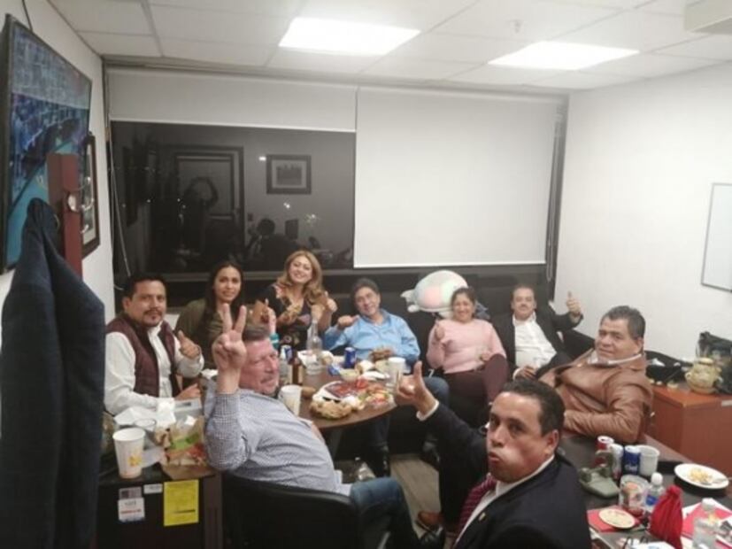 En plena discusión del Presupuesto, diputados de la 4T rompen sana distancia y posan entre comida y botellas