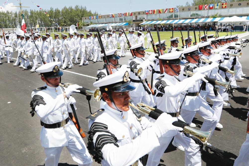 La generación 2016 está conformada por 27 elementos de la Escuela de Enfermería Naval (22 mujeres y seis hombres); de la carrera de Electrónica se graduaron 36 hombres y de Intendencia Naval, 19 hombres y dos mujeres (SEMAR)