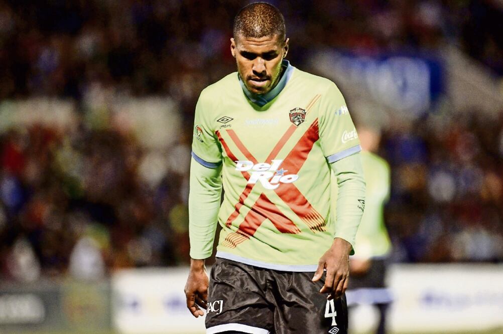 El defensa brasileño del FC Juárez, Gilberto Barbosa, fue agredido. (IMAGO7)