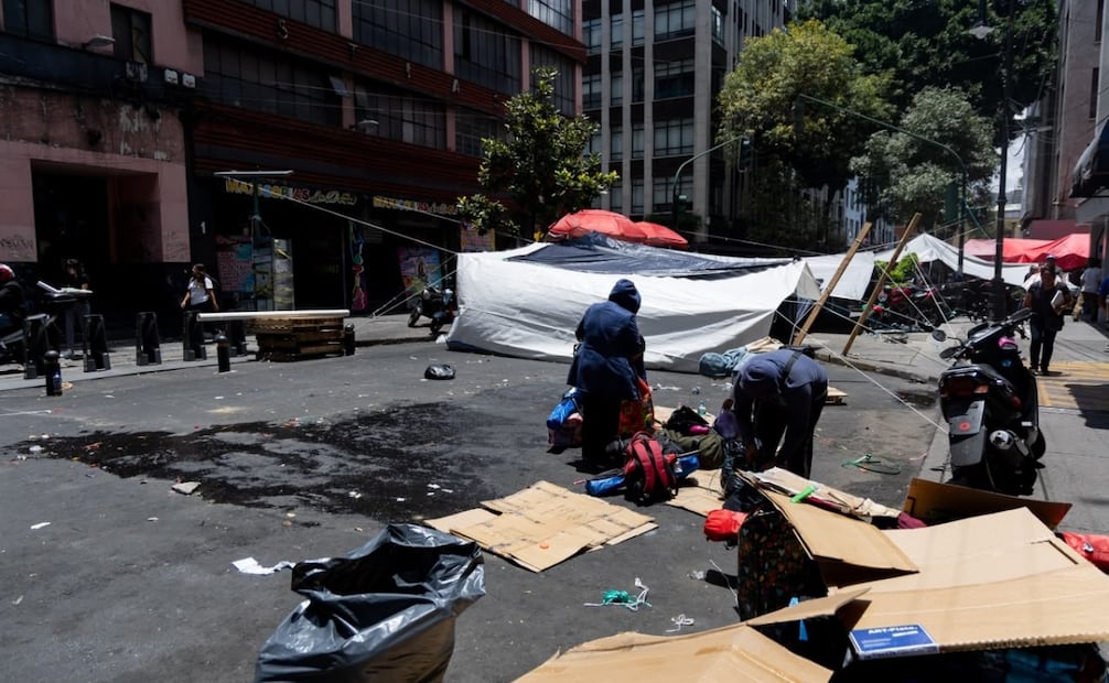 Trabajadores de limpia del Gobierno de la Ciudad de México iniciaron el retiro de la basura en la zona. | Foto: Hugo Salvador / EL UNIVERSAL.
