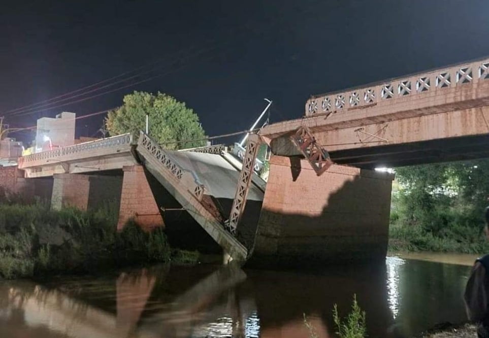 Derivado de los daños causados por las lluvias está noche colapsaron las estructuras del Puente Hidalgo. FOTO: Especial