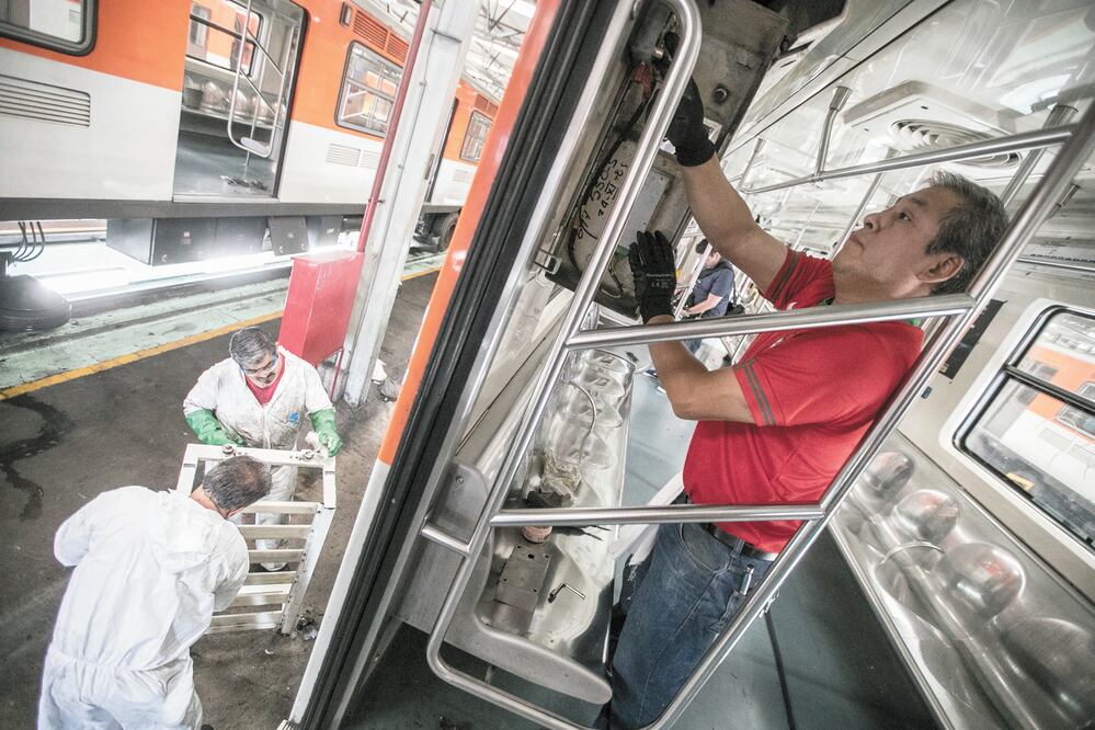 Los sistemas de los carros son verificados para que mantengan un nivel de trabajo apto para transportar a millones de usuarios al día. GERMÁN ESPINOSA/ EL UNIVERSAL
