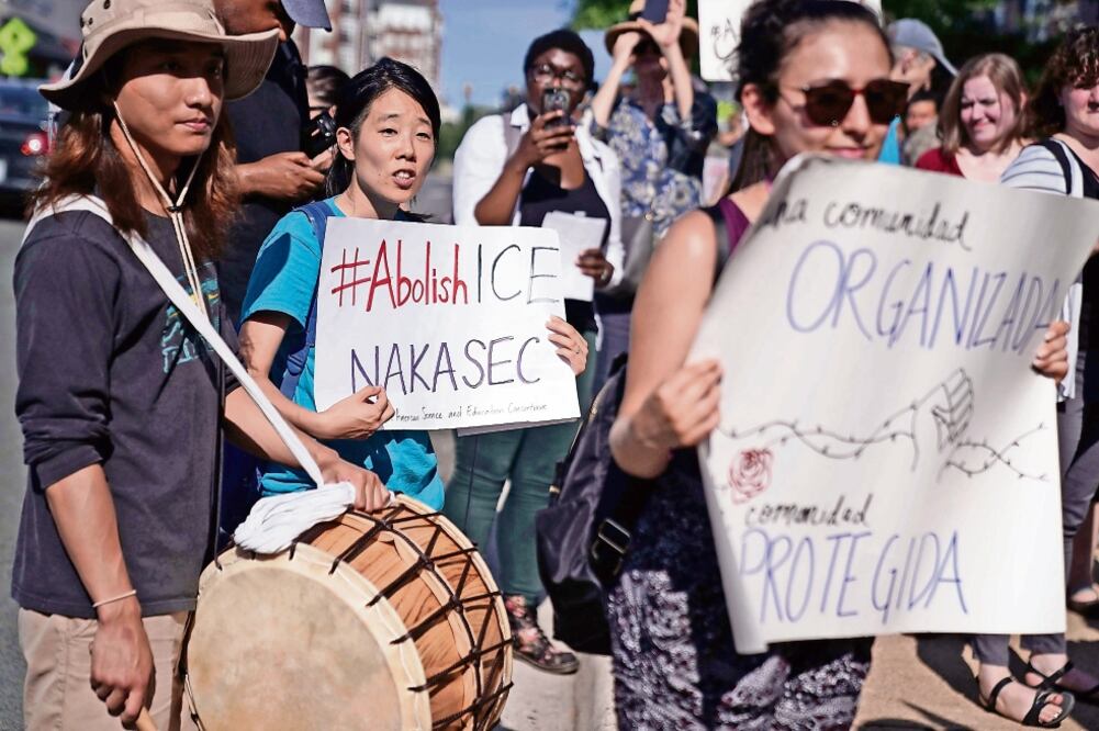 Activistas protestaron ayer afuera de las oficinas de la Agencia de Inmigración (ICE), en Virginia, para exigir su abolición. (ALEX WONG. AFP)
