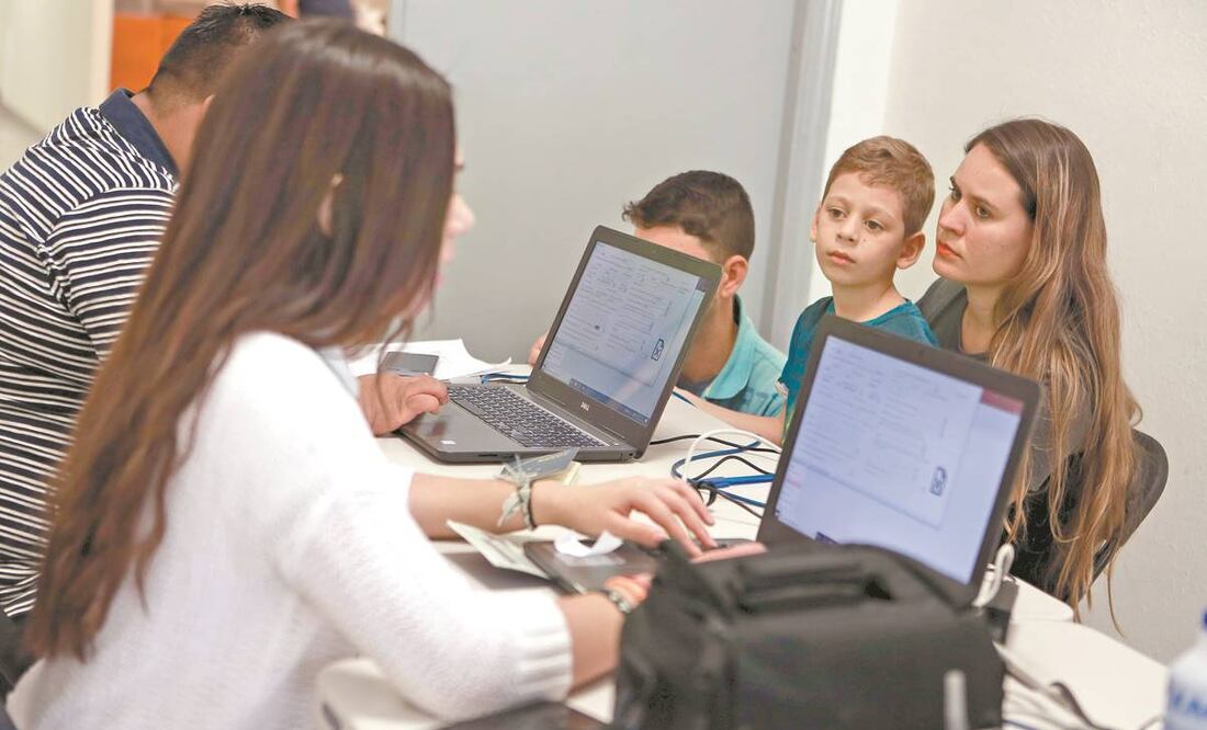 Cubanos son registrados por autoridades mexicanas de migración, en abril de 2019. Foto: ARCHIVO AP