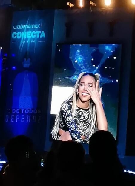 Danna Paola llora de emoción tras regresar a los escenarios