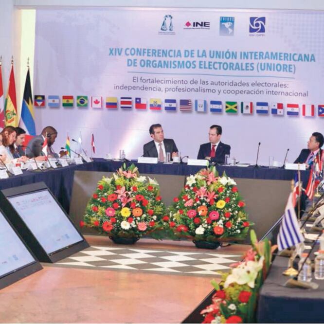 Mensaje de compromiso. Lorenzo Córdova Vianello (izq.) participó en la clausura de la XIV Conferencia de la Unión Interamericana de Organismos Electorales (Uniore). (TOMADA DE TWITTER)