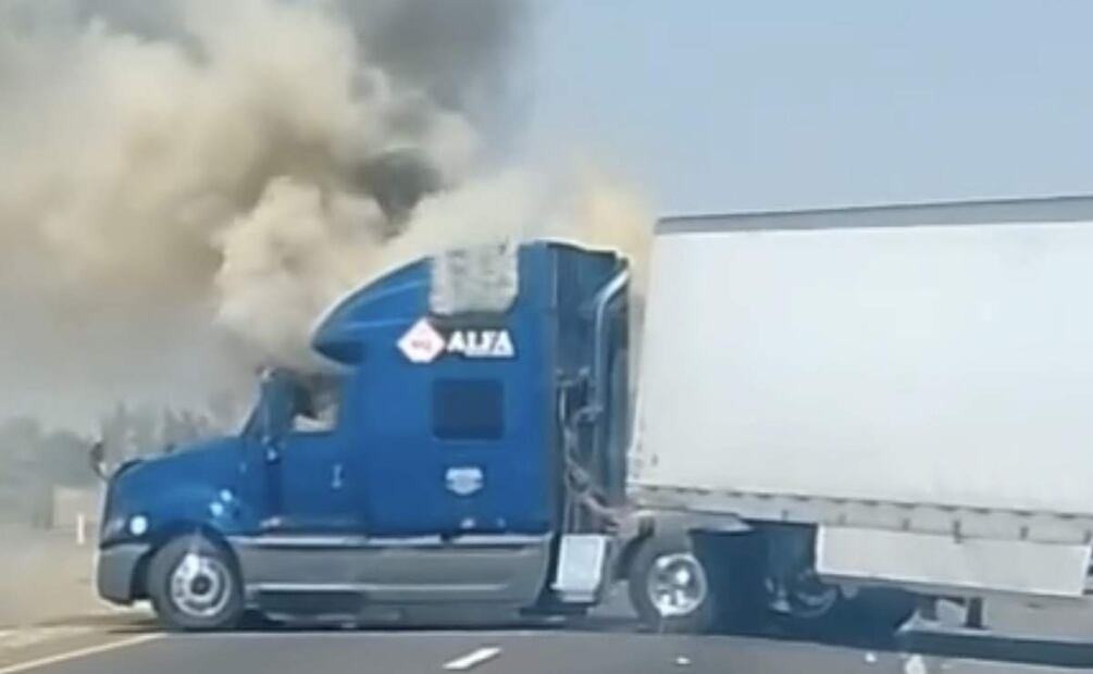 reportan 4 narcobloqueos con vehículos incendiados en Guanajuato (23/04/2025). Foto: Especial