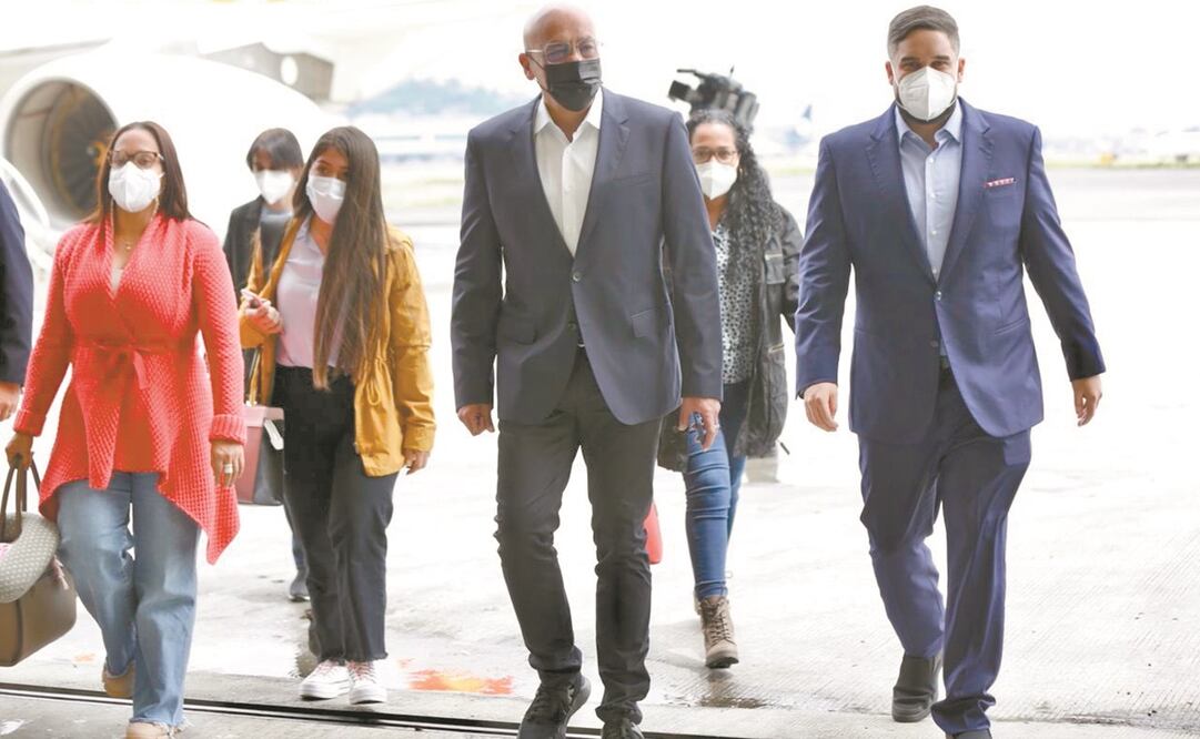 Jorge Rodríguez (centro), presidente del Parlamento oficialista y hombre de confianza de Nicolás Maduro, ayer en el Aeropuerto Benito Juárez de la Ciudad de México. Foto: Tomada de Twitter