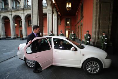 Presidente del Gobierno de España regala a AMLO acta de nacimiento de su abuelo 