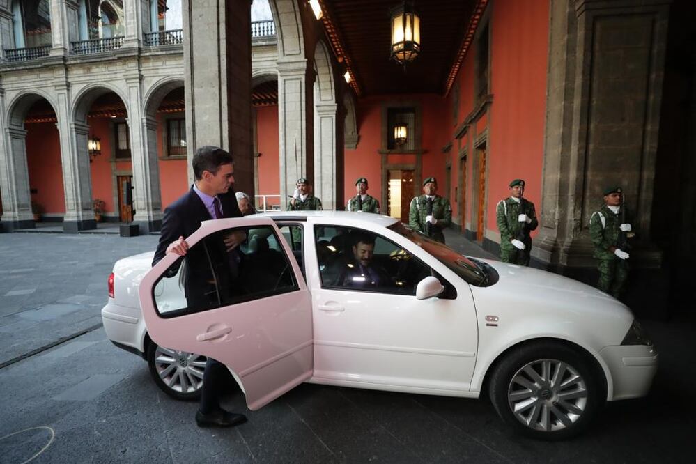 AMLO traslada al presidente del Gobierno de España, Pedro Sánchez, en su jetta blanco al Colegio de San Ildefonso a la comida que ofrece el presidente de México a la delegación española (ESPECIAL)