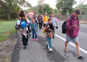 Calor, lluvia y cansancio quebrantan salud de integrantes de Caravana migrante; este jueves avanza por la carretera Costera