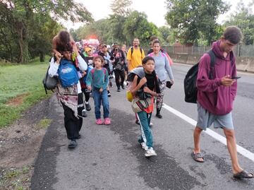 Calor, lluvia y cansancio quebrantan salud de integrantes de Caravana migrante; este jueves avanza por la carretera Costera