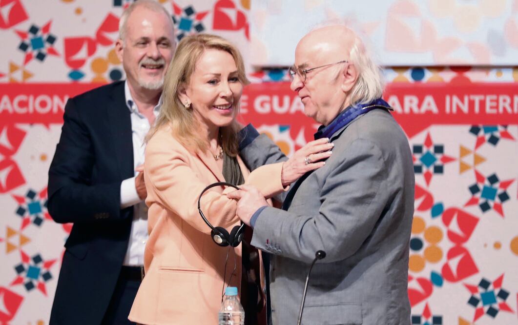 PROTAGONISTA . El escritor rumano recibió la medalla Carlos Fuentes de manos de Silvia Lemus. (FOTO: ESPECIAL)