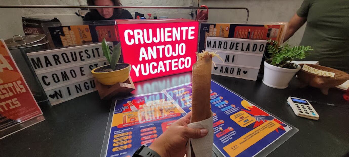Las marquesitas se preparan sobre una plancha caliente, lo que les da su característica textura crujiente por fuera y suave por dentro. Foto: Usuario de Google Yosbellin Vera