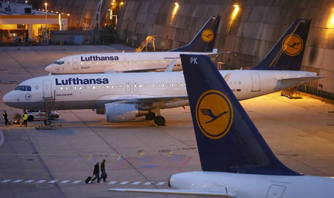 La compañía aérea alemana tuvo que cancelar el martes 84 trayectos de largo recorrido (REUTERS)