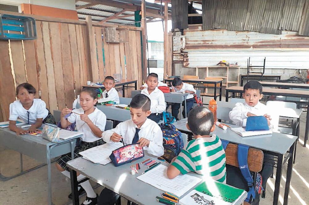 En Michoacán, miles de niños regresaron a las aulas, pero en algunos municipios la Sección 18 de la CNTE arrancó el ciclo escolar bajo protesta. Foto/CHARBELL LUCIO. EL UNIVERSAL