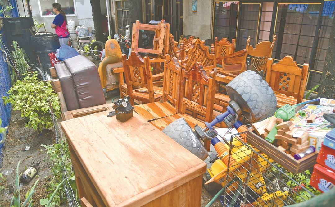 Familias en San José del Jaral, en Atizapán de Zaragoza, intentaron resguardar lo que pudieron para no perder todos sus bienes. Foto: HUGO GARCÍA. EL UNIVERSAL