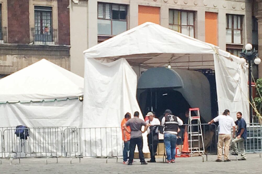 Técnicos dan acabado al helicóptero que se construyó para la filmación (CÉSAR HUERTA. EL UNIVERSAL)