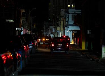 Puerto Rico recibe el Año Nuevo a oscuras; restablecen luz en apenas 23% de la isla