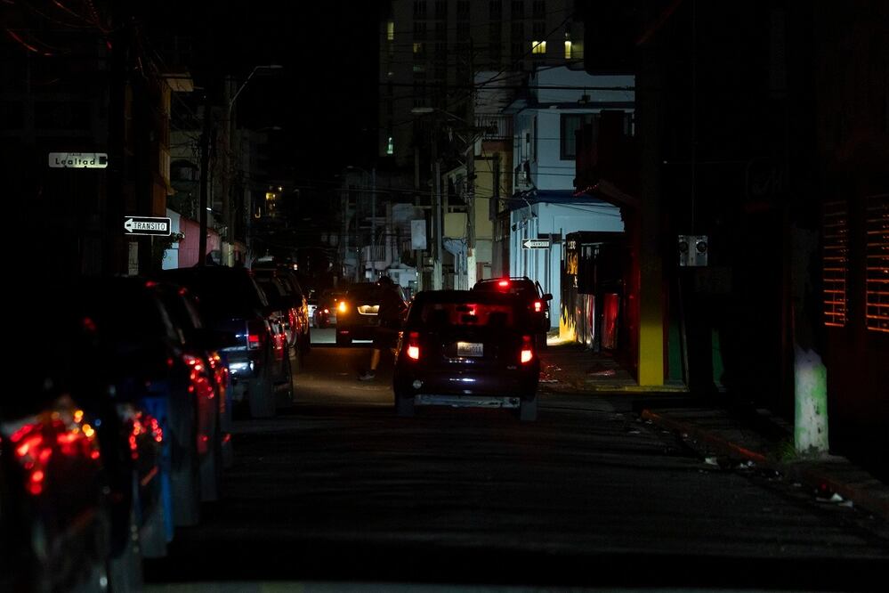 Una calle a oscuras durante un apagón en San Juan, Puerto Rico, tras la puesta de sol del martes 31 de diciembre de 2024. FOTO: ALEJANDRO GRANADILLO. AP