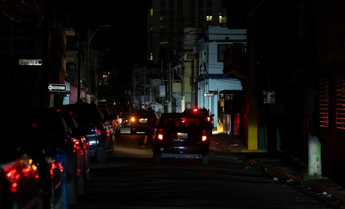 Una calle a oscuras durante un apagón en San Juan, Puerto Rico, tras la puesta de sol del martes 31 de diciembre de 2024. FOTO: ALEJANDRO GRANADILLO. AP