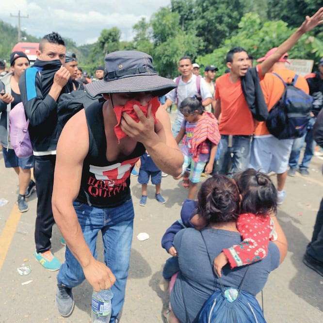Personal de la CNDH ofreció atención médica a personas con lesiones menores y crisis nerviosas, además de botellas de agua y asesoría legal, informó el organismo. (RAFAEL OCHOA. XINHUA)