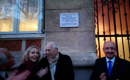 París: Develan placa en honor a Carlos Fuentes
