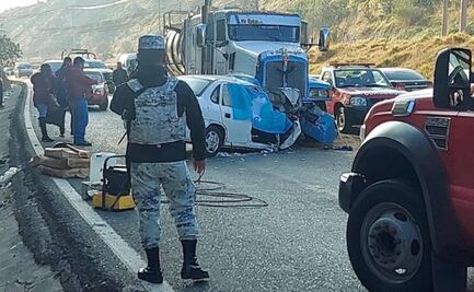 Choca tráiler con auto en la Naucalpan-Toluca y deja prensada a pareja; hay un muerto