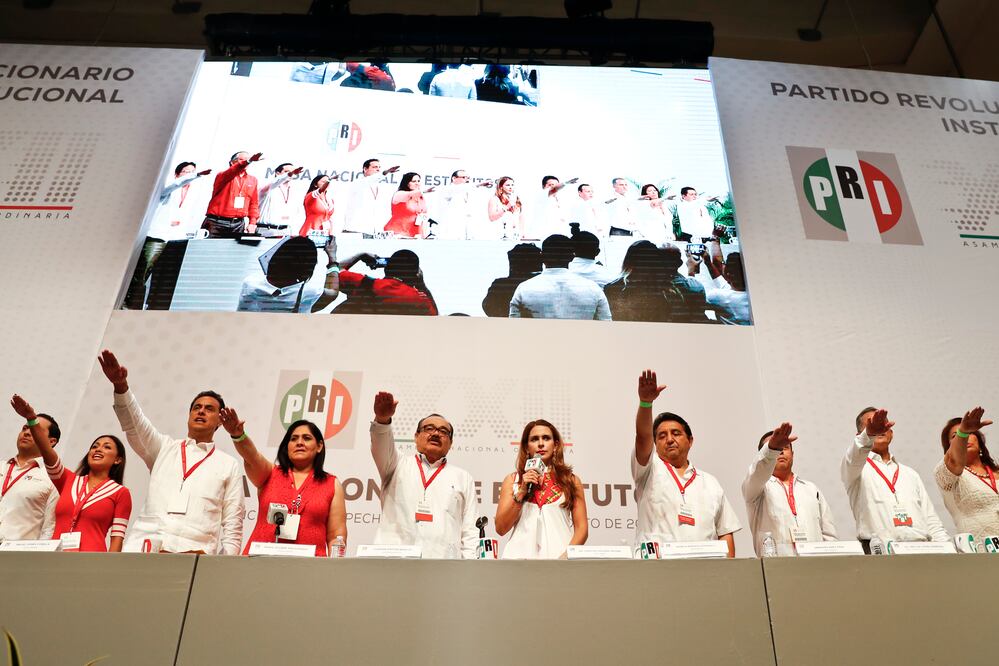 Toma de protesta de la mesa directiva de la mesa de estatutos del Partido Revolucionario Institucional en la ciudad de Campeche, Campeche. (Cristopher Rogel Blanquet/El Universal)