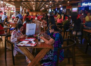 Abarrotan centros comerciales en Nueva Delhi ante hartazgo de medidas antiCovid