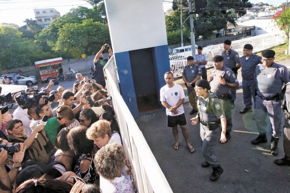 Militares hablan con familiares de policías que bloquean la entrada principal de un cuartel en Vitoria, Espírito Santo. (PAULO WHITAKER. REUTERS)