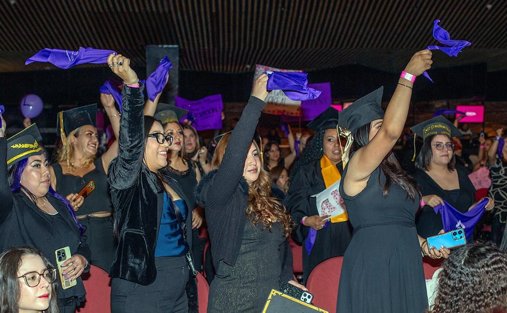 Graduadas celebran fin de una etapa con L'Oreal. Foto: Edgar Silva Fuentes/ El Universal