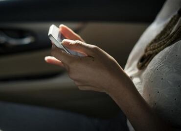 Arrestan a mujer en EU por llamar al 911 porque sus papás le cortaron el celular