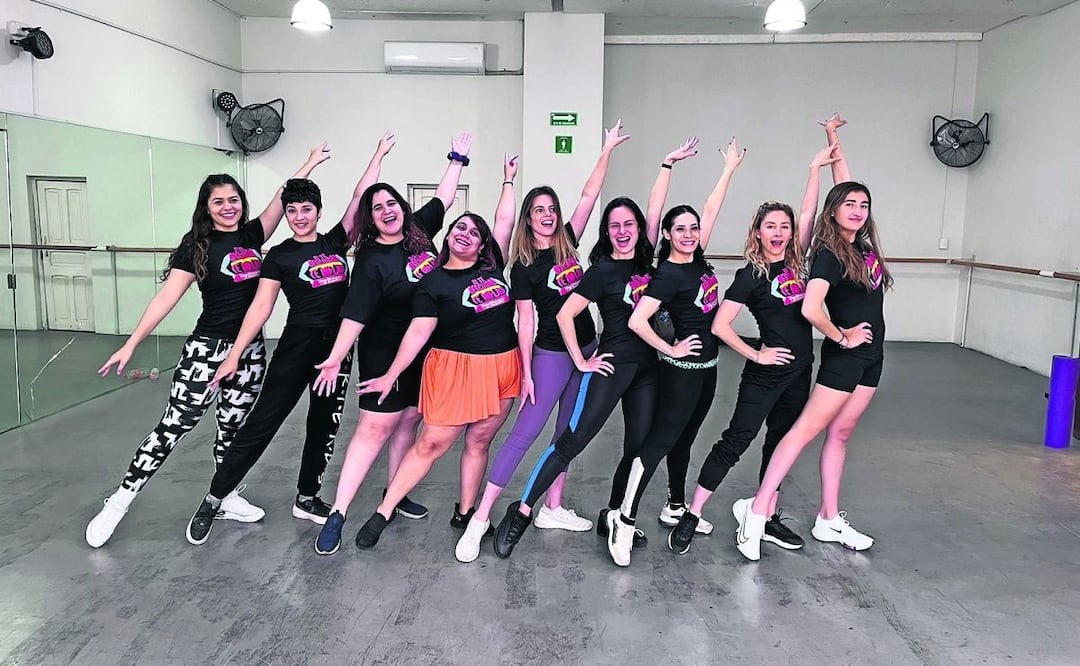 Braga (segunda de derecha a izquierda) explica que en la puesta en escena cada personaje femenino lleva un mensaje para el público, Foto: MAKE IT