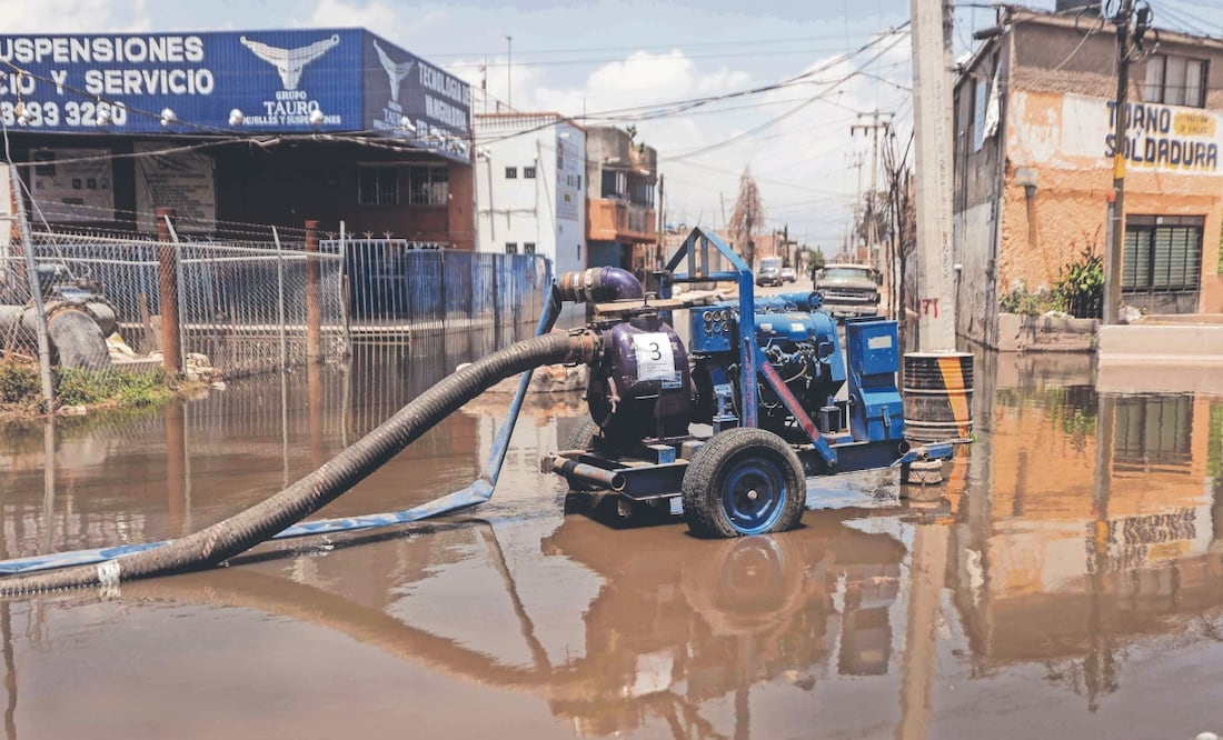 Calles de las colonias Culturas de México y Jacalones 2 en Chalco permanecen inundadas un día antes de la puesta en marcha del Colector Solidaridad; trabajadores reparan fallas en el sistema de alcantarillado. Foto: Diego Simón/ EL UNIVERSAL
